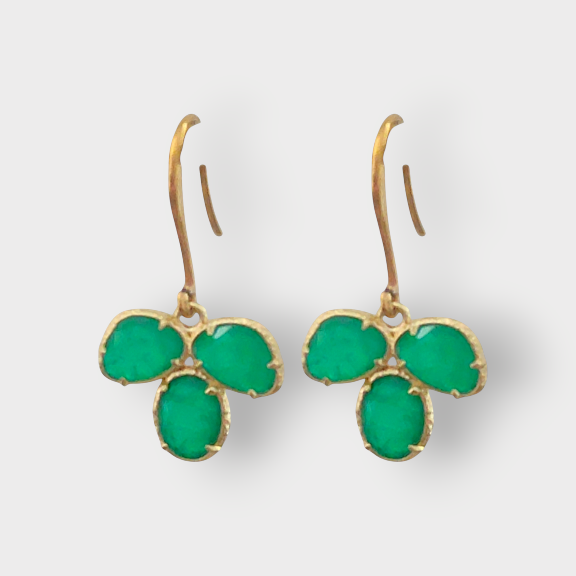 Craquez pour nos boucles d'oreilles pendantes vert émeraude. Acier 316L doré, hypoallergéniques et résistantes à l'eau. Le cadeau idéal.