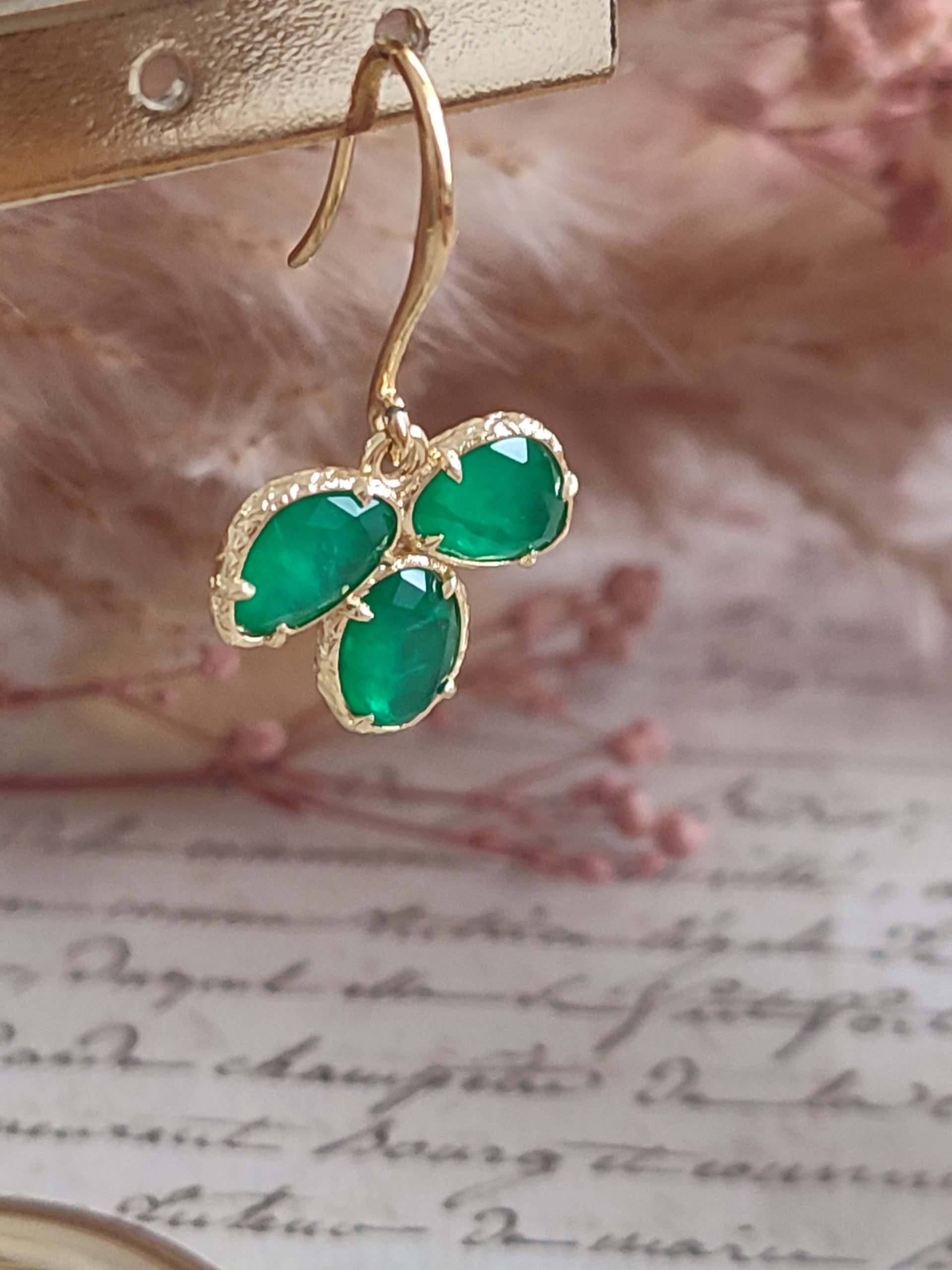 Boucles d’Oreilles Pendantes en Acier Inoxydable Doré & Pierre Naturelle Verte – Image 2