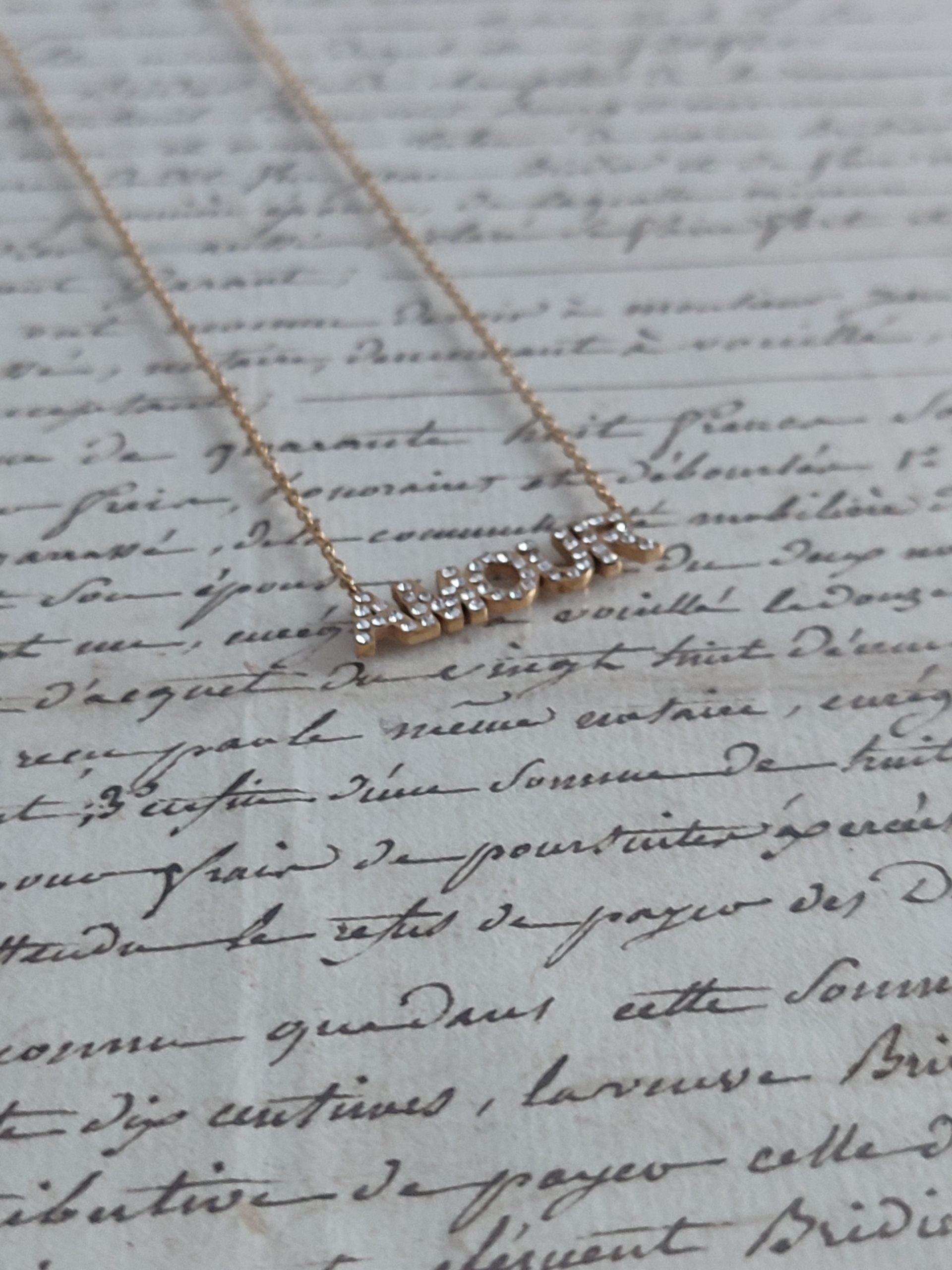 Collier Chaine Doré Femme avec Pendentif “AMOUR” Pavé de Zirconiums – Image 2
