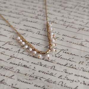Collier en Acier Inoxydable Doré & Perles Blanches – Bijou Fin et Féminin