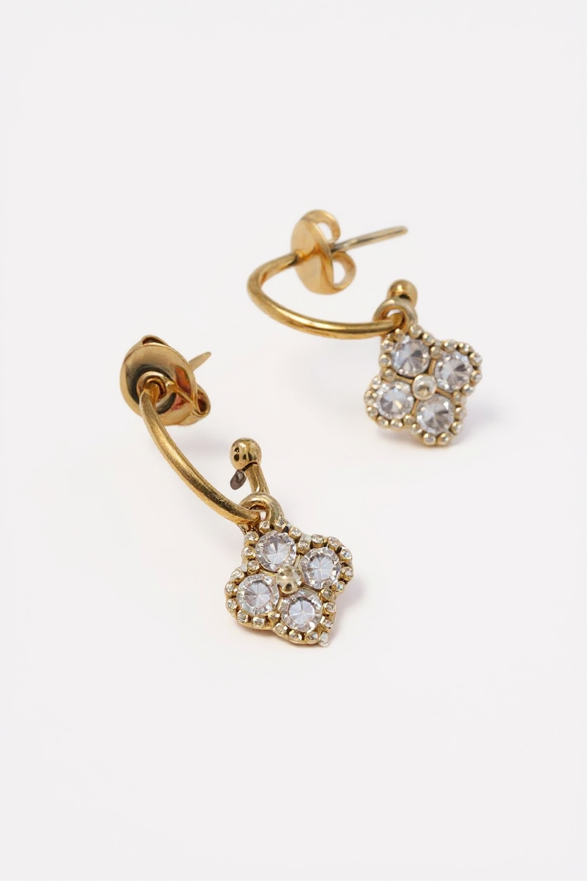 Craquez pour ces boucles d'oreilles trèfle en acier inoxydable doré et zirconium. Hauteur 2 cm. Un bijou porte-bonheur scintillant, résistant à l'eau et hypoallergénique. Livraison rapide !