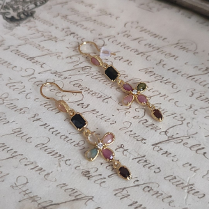 Boucles d’oreilles pendantes en acier inoxydable 316L doré avec pierres naturelles rosé. ligne verticale, pierre goutte. Livraison offerte dés 69€.