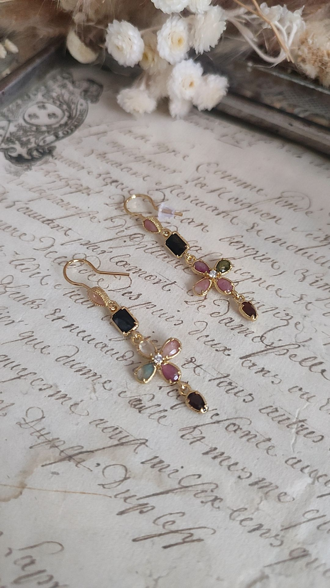 Boucles d’oreilles pendantes en acier inoxydable 316L doré avec pierres naturelles rosé. ligne verticale, pierre goutte. Livraison offerte dés 69€.