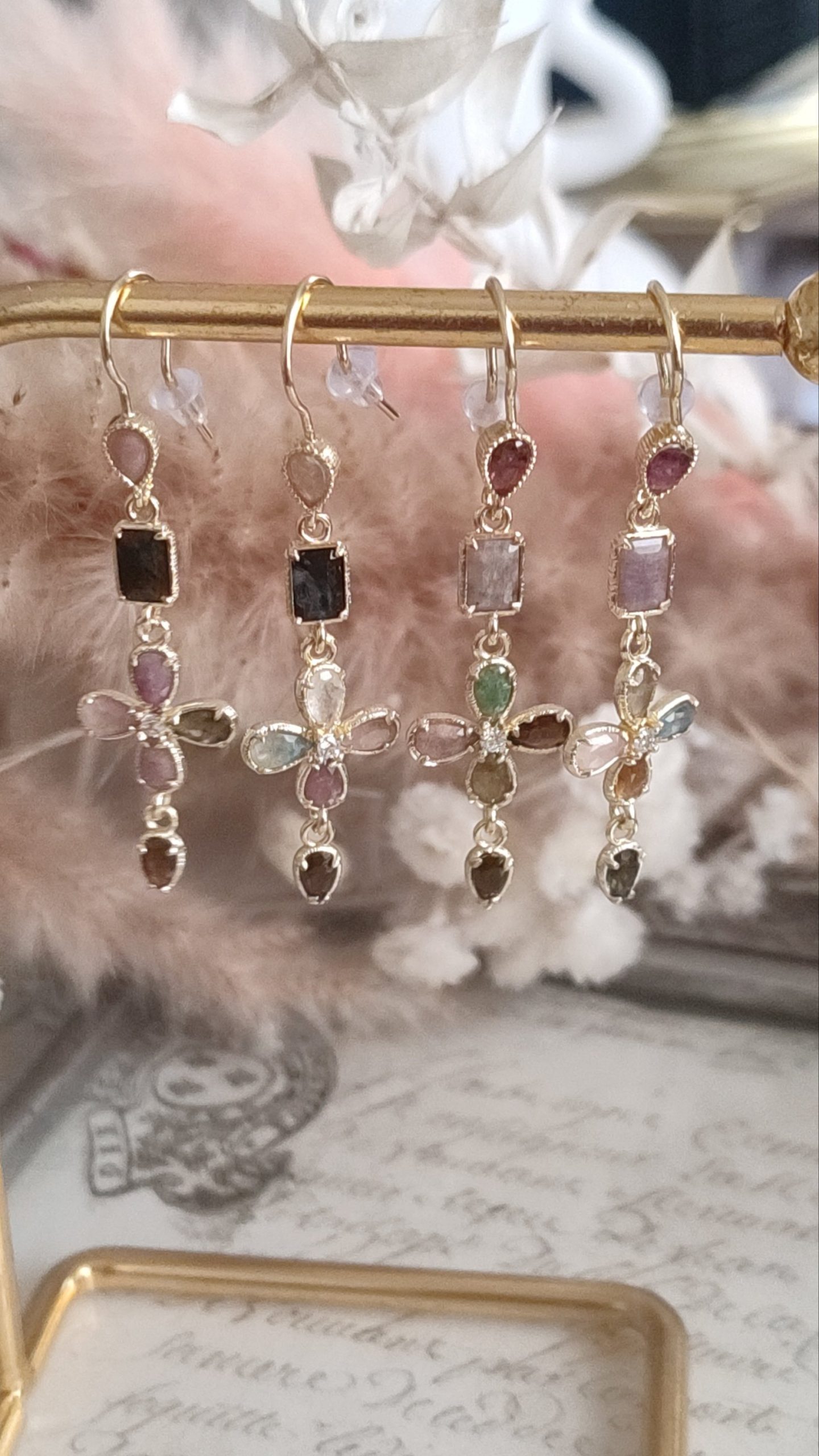 Boucles d’oreilles pendantes en acier inoxydable 316L doré avec pierres naturelles rosé. ligne verticale, pierre goutte. Livraison offerte dés 69€.