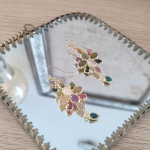 Boucles d’oreilles fleur dorées en acier inoxydable avec pierres naturelles multicolores, style bohème chic, création artisanale By Selma Paris. Livraison offerte dés 69 €