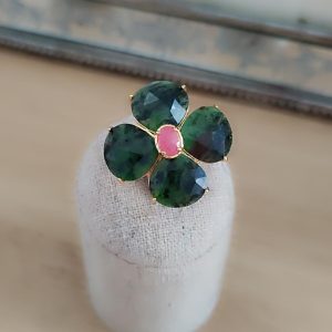 Bague fleur dorée en acier inoxydable ajustable, ornée de rubizoïsite naturelle. Un bijou tendance, lumineux et facile à porter au quotidien. Livraison offerte dés 69 €.