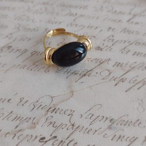bague pierre noire dorée, bague ajustable dorée, bague ovale noire, bijou acier inoxydable doré, bague tendance femme. Livraison offerte dés 69 €