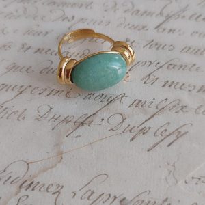 bague dorée en acier inoxydable ajustable avec pierre verte ovale. Un bijou tendance, chic et facile à porter, seul ou en accumulation. Livraison offerte dés 69 €.