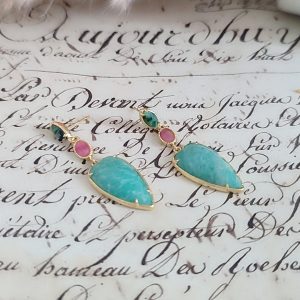 Boucles d’oreilles pendantes dorées avec pierres naturelles vertes et roses. Grand cabochon vert, pierre rose ovale, détails verts. By Selma Paris. Livraison offerte dés 69€