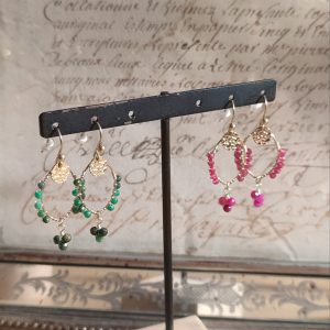 Boucles d’oreilles pendantes en acier inoxydable doré avec perles vertes et détails colorés. Ligne fine, style bohème, faciles à porter. Livraison offerte dés 69€