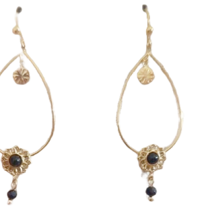 Boucles d’oreilles pendantes en acier inoxydable doré, pierres noires et détails bohème. Forme goutte, légères, faciles à porter. By Selma Paris. Livraison offerte dés 69€