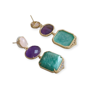 Boucles d’oreilles pendantes en acier inoxydable doré avec pierres naturelles vert, violet et rose. Livraison offerte dés 69€.