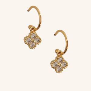 Craquez pour ces boucles d'oreilles trèfle en acier inoxydable doré et zirconium. Hauteur 2 cm. Un bijou porte-bonheur scintillant, résistant à l'eau et hypoallergénique. Livraison rapide ! Livraison offerte dés 69€.