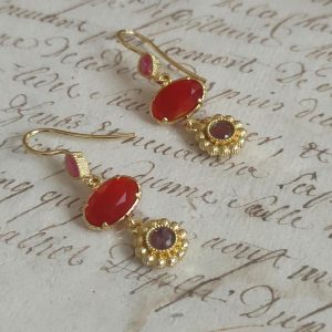 Boucles d'oreilles pendantes BY SELMA PARIS en acier inoxydable doré avec pierres naturelles de Cornaline rouge orangé. Livraison offerte dés 69€.