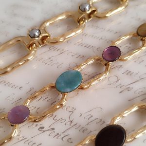 Bracelet en acier inoxydable doré à grosse maille, orné de pierres naturelles colorées. Un bijou vintage chic, tendance et facile à porter. Livraison offerte dés 69 €.