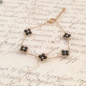 Bracelet trèfles noirs doré en acier inoxydable 316L : une chaîne fine, cinq trèfles noirs au charme chic. Résistant à l’eau, idéal au quotidien. Livraison offerte dés 69€.