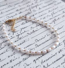 Bracelet en acier inoxydable doré 3 microns avec perles de nacre. Ligne fine, perles blanches. Livraison offertes dés 69€.