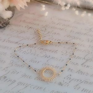 Illuminez votre poignet avec ce bracelet soleil en acier inoxydable doré qualité 3 microns. Chaîne fine ornée de perles noires. Résistant à l'eau et hypoallergénique. Commandez-le vite !