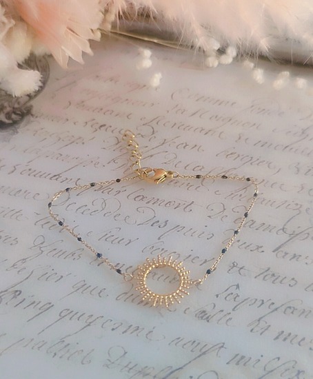 Illuminez votre poignet avec ce bracelet soleil en acier inoxydable doré qualité 3 microns. Chaîne fine ornée de perles noires. Résistant à l'eau et hypoallergénique. Commandez-le vite !