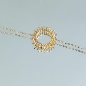Bracelet fin en acier inoxydable doré 3 microns avec motif soleil ajouré. Chaîne fine, style minimaliste, entretien simple. By Selma Paris. Livraison offerte dés 69€.
