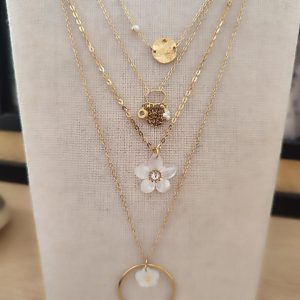 Collier doré acier inoxydable fleurs nacre. Livraison offerte dés 69 €.