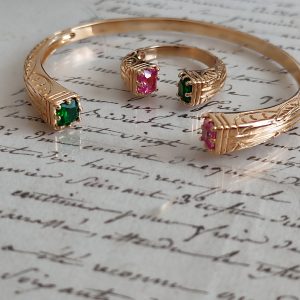 Bracelet jonc plaqué or, ouvert, avec deux pierres colorées