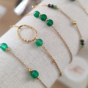 racelet fin en acier inoxydable doré 3 microns avec 1 perle verte. Chaîne fine, détail central, style minimaliste. By Selma Paris .Livraison offerte dés 69€.