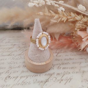 Craque pour cette bague acier inoxydable doré ajustable nacre et perles : nacre lumineuse, contour perlé délicat, style chic et intemporel. Idée cadeau.