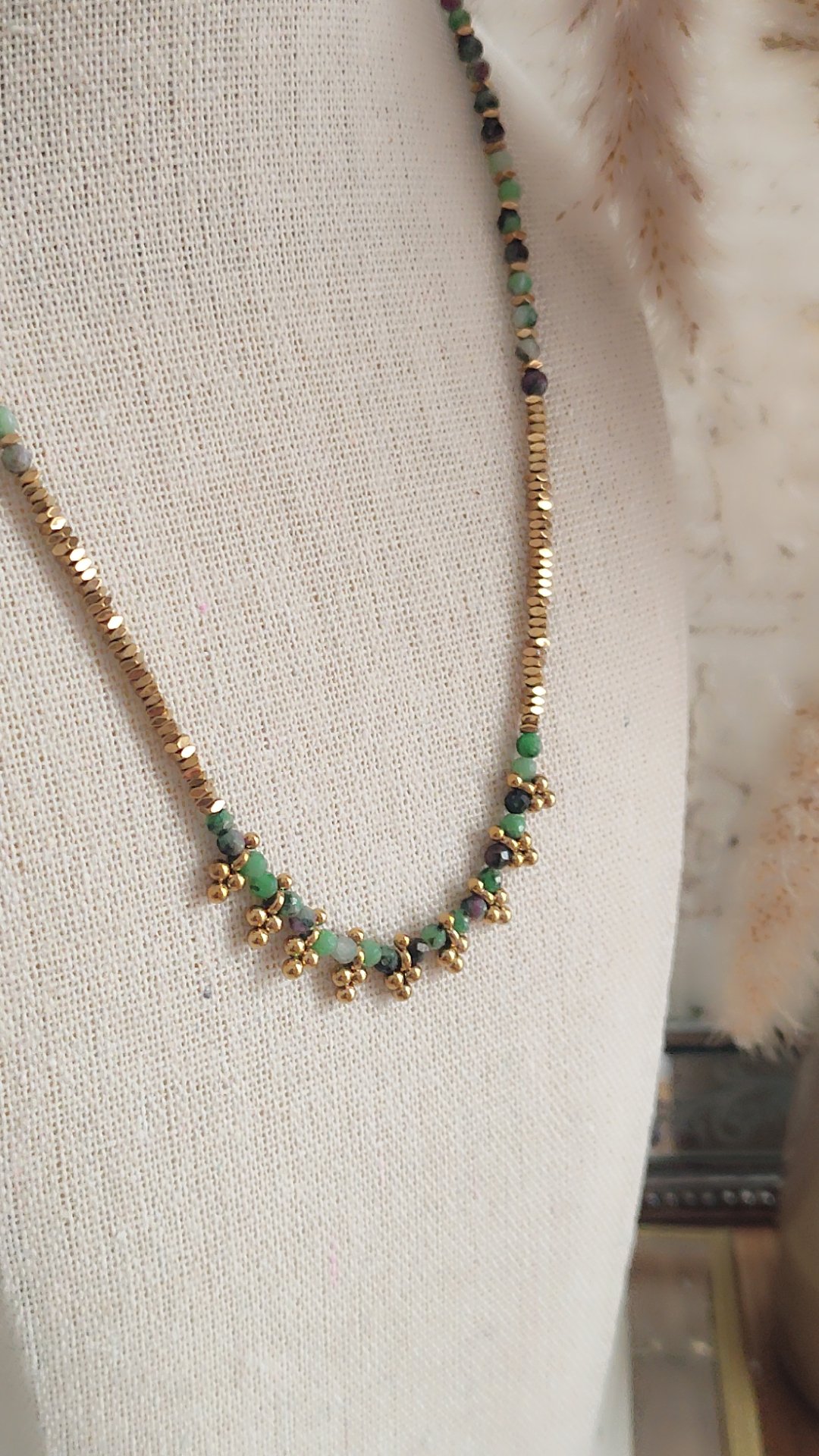 Collier pierres naturelles rubis zoïsite (rubizoïsite) et détails dorés. Bijou bohème chic, unique, parfait seul ou en accumulation. Livraison offerte dés 69€.