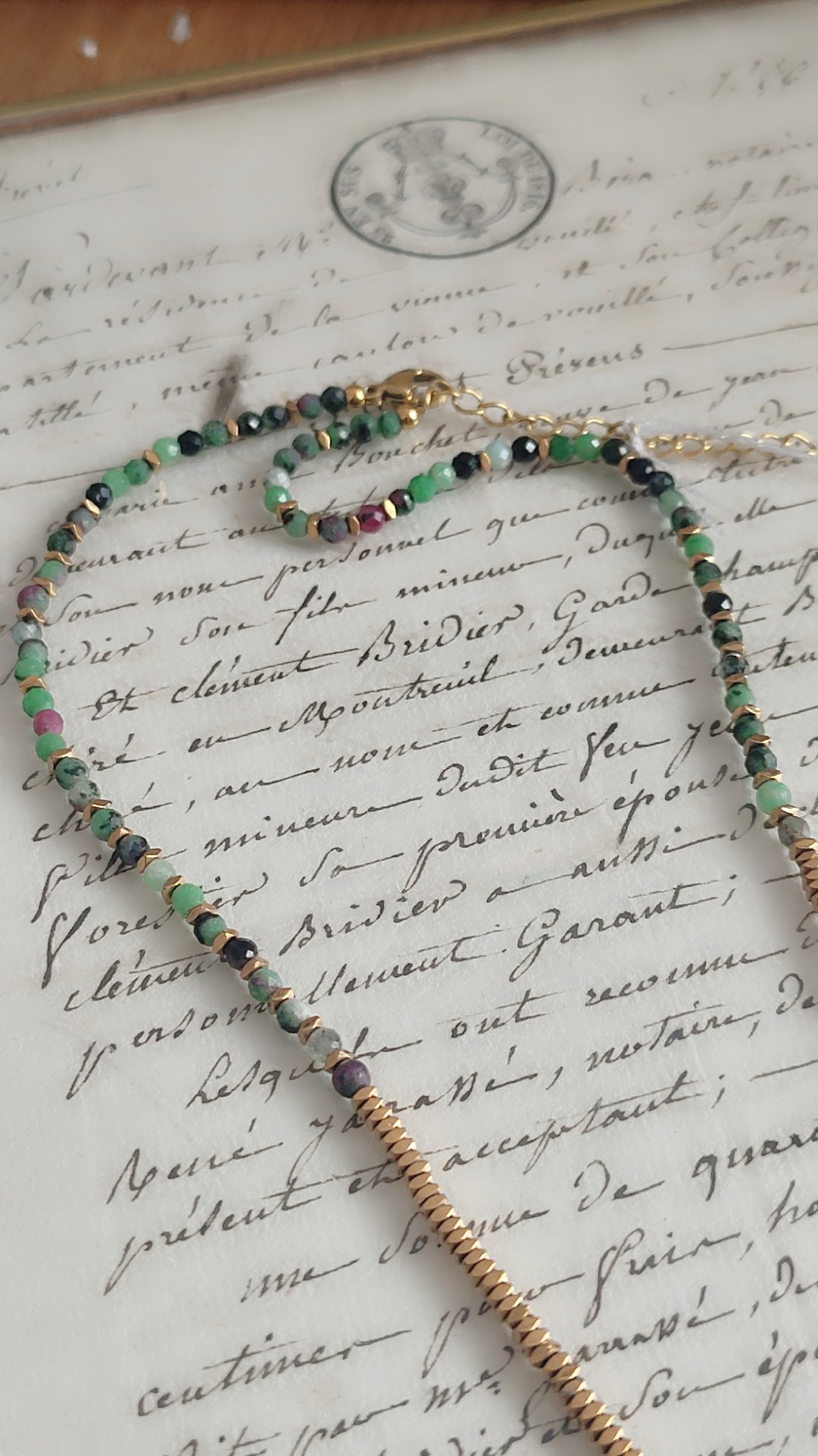 Collier pierres naturelles rubis zoïsite (rubizoïsite) et détails dorés. Bijou bohème chic, unique, parfait seul ou en accumulation. Livraison offerte dés 69€.