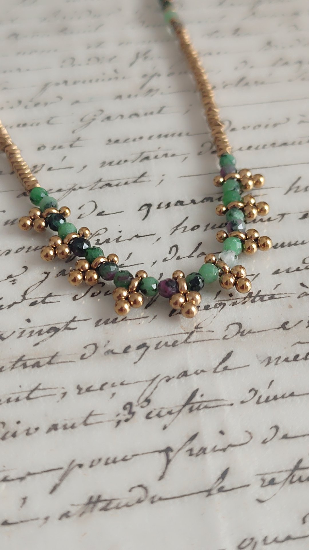 Collier pierres naturelles rubis zoïsite (rubizoïsite) et détails dorés. Bijou bohème chic, unique, parfait seul ou en accumulation. Livraison offerte dés 69€.