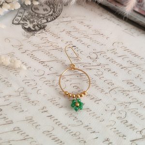Boucle d’oreille dorée en acier inoxydable 316L, décorée d’une petite fleur en perles vertes. Légère, délicate et bohème chic, elle se porte facilement au quotidien. Résistante à l’eau et hypoallergénique.