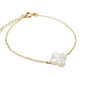 Bracelet fin doré en acier inoxydable avec trèfle en nacre blanche. Bijou délicat, lumineux et intemporel, parfait au quotidien. Livraison offerte dés 69€.