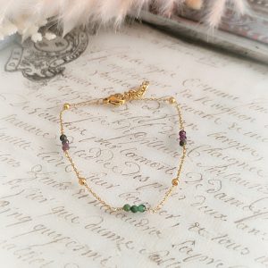 Bracelet fin en acier inoxydable doré 3 microns avec pierres naturelles rubis zoïsite. Élégant, résistant à l’eau et idéal au quotidien. Livraison dès 69€.