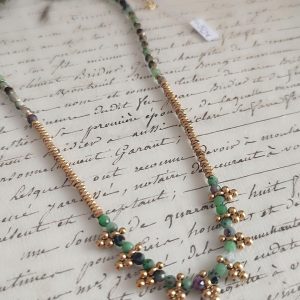 Collier pierres naturelles rubis zoïsite (rubizoïsite) et détails dorés. Bijou bohème chic, unique, parfait seul ou en accumulation. Livraison offerte dés 69€.