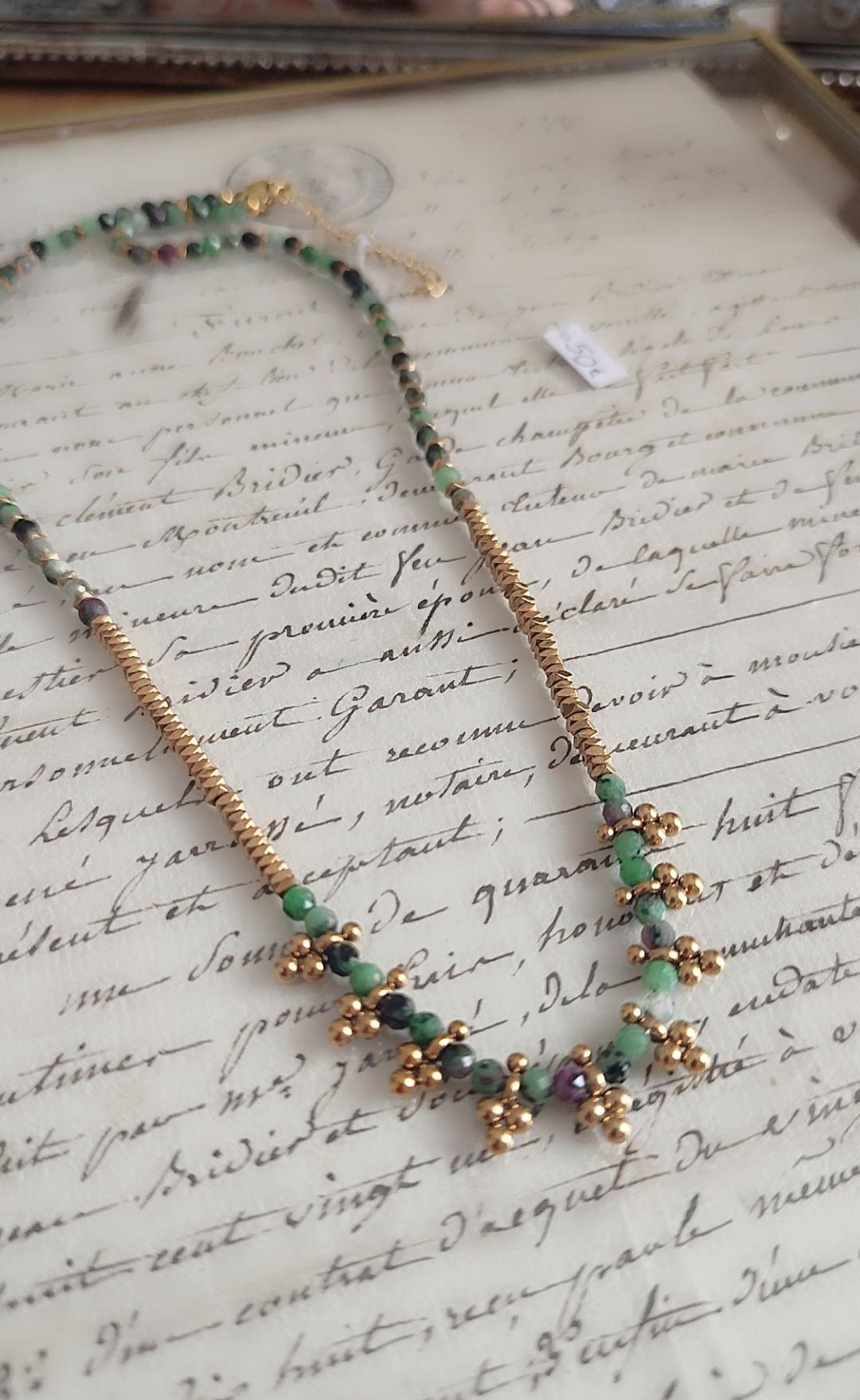 Collier pierres naturelles rubis zoïsite (rubizoïsite) et détails dorés. Bijou bohème chic, unique, parfait seul ou en accumulation. Livraison offerte dés 69€.