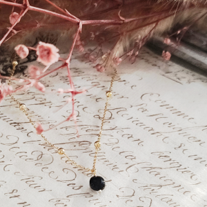 Collier chaine fine doré 3 microns acier inoxydable et  goutte pierre naturelle Onyx noire