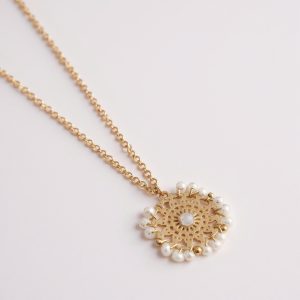 Collier doré acier inoxydable avec médaillon rond ajouré et perles de nacre brodées. Bijou fin, lumineux, chic, seul ou en accumulation, Livraison offerte dés 69€