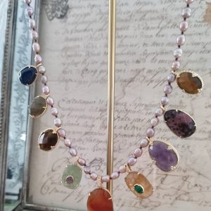 Grand collier en perles de nacre avec cabochons de pierres naturelles multicolores sertis dorés, style Ottoman