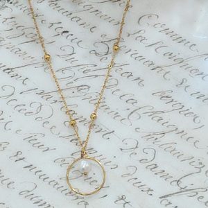 L’élégance du noir et de l’or : découvrez notre collier fin anneau et goutte noire en acier doré 3 microns. Un bijou minimaliste et lumineux, idéal pour offrir.