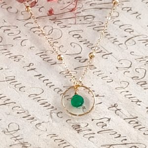 L’élégance du vert et de l’or : découvrez notre collier fin anneau et goutte verte en acier doré 3 microns. Un bijou minimaliste et lumineux, idéal pour offrir.