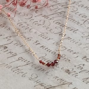 L’éclat du rouge grenat et de l’or : découvrez notre collier fin perles de grenat en acier doré 3 microns. Un bijou précieux, lumineux et fin, idéal pour offrir.