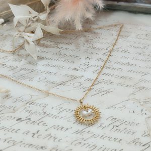 Collier en acier inoxydable doré 3 microns avec médaillon cercle et perles de nacre naturelles – bijou bohème chic By Selma Paris