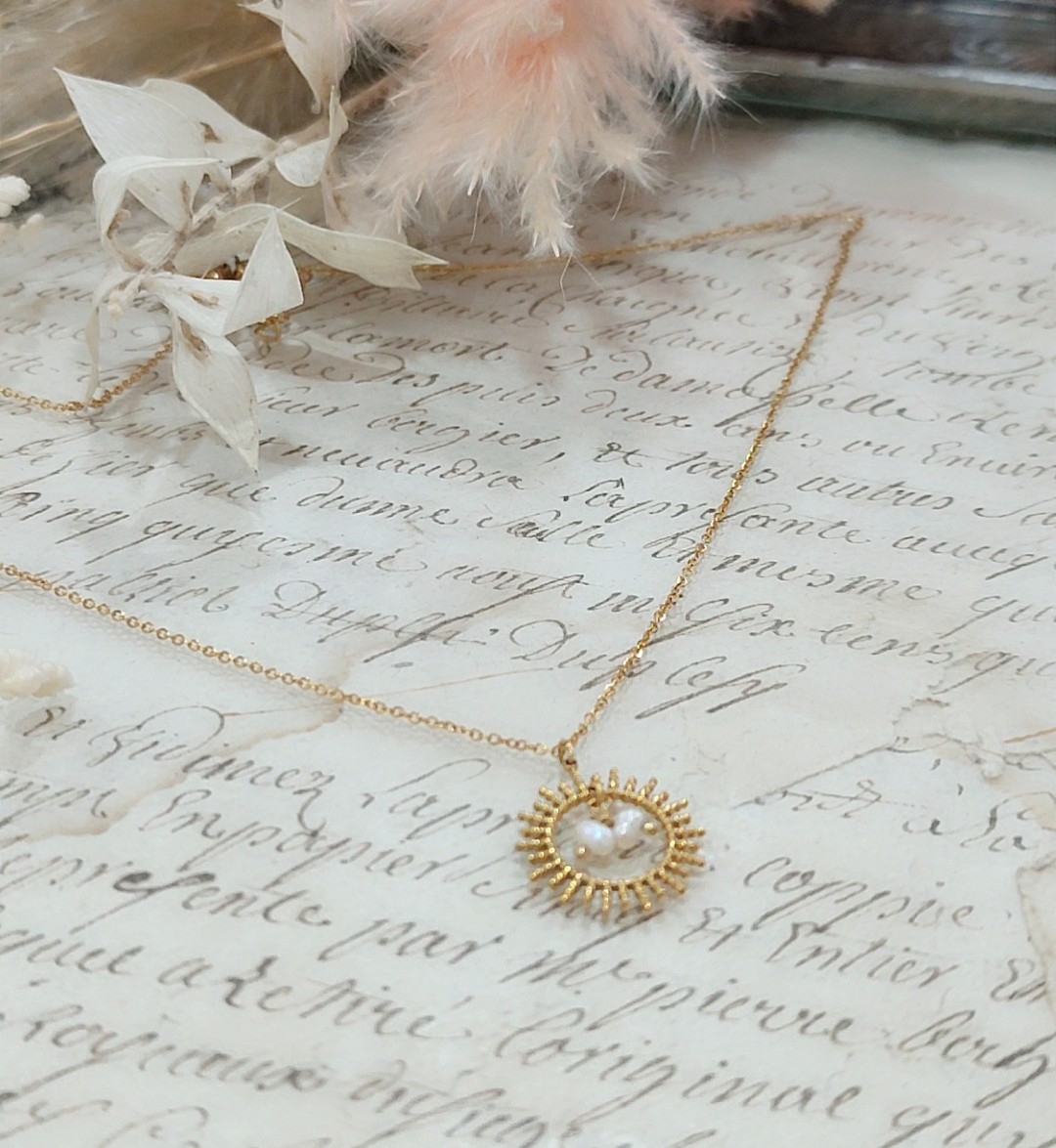Collier en acier inoxydable doré 3 microns avec médaillon cercle et perles de nacre naturelles – bijou bohème chic By Selma Paris
