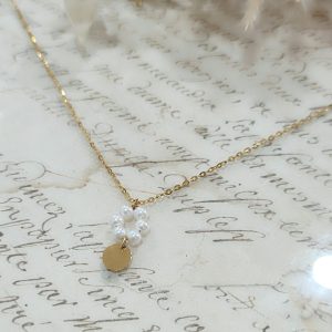 Collier en acier inoxydable doré 3 microns avec perles de nacre naturelles et petit médaillon rond – bijou bohème chic By Selma Paris