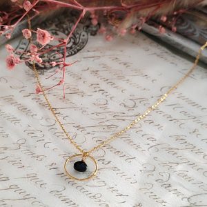 L’élégance du noir et de l’or : découvrez notre collier fin anneau et goutte noire en acier doré 3 microns. Un bijou minimaliste et lumineux, idéal pour offrir. Livraison offerte dés 69 euros.