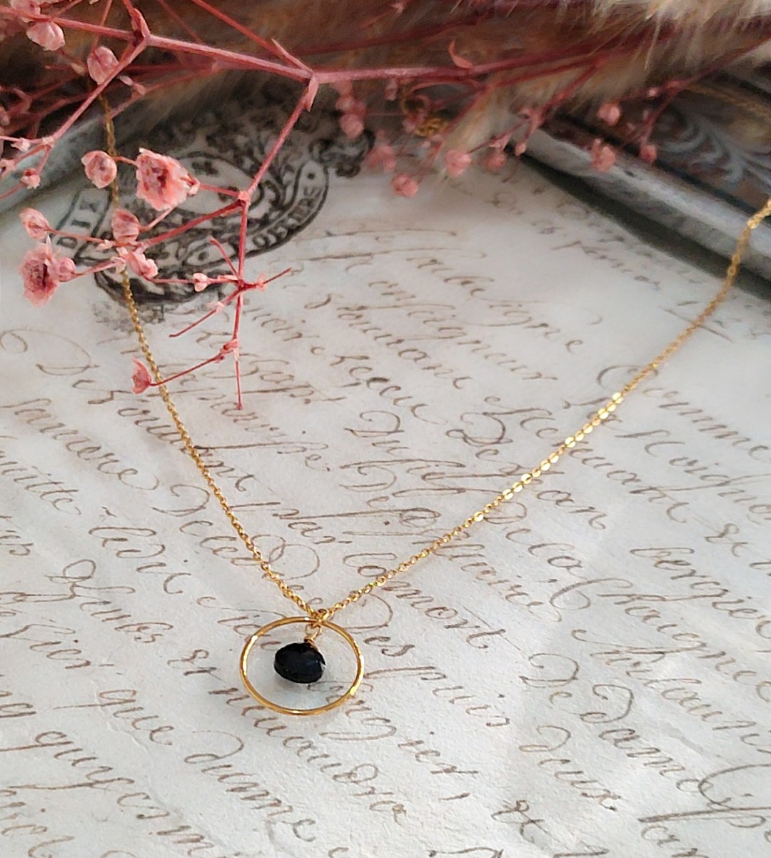 L’élégance du noir et de l’or : découvrez notre collier fin anneau et goutte noire en acier doré 3 microns. Un bijou minimaliste et lumineux, idéal pour offrir. Livraison offerte dés 69 euros.