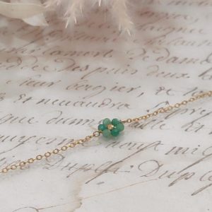 La délicatesse au poignet : découvrez notre bracelet fin à fleur en perles et acier doré 3 microns. Un bijou floral, lumineux et aérien, idéal pour offrir. Livraison offerte dès 69€ .